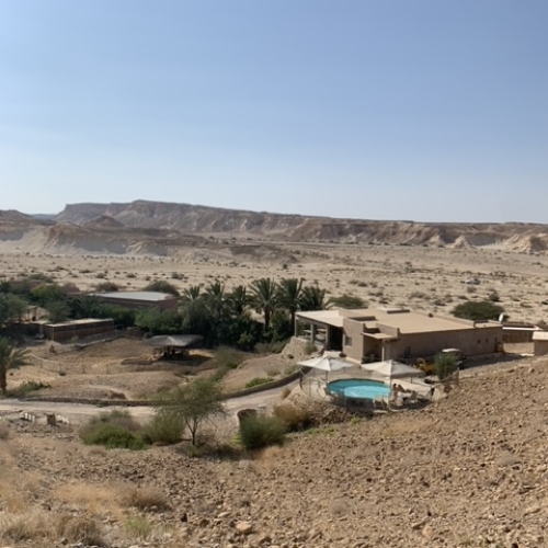 תמונה של בית עם בריכה באמצע המדבר
