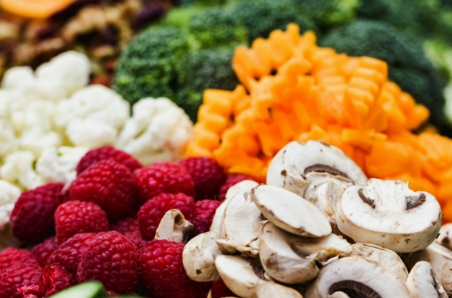 תמונה של פירות ירקות בתמונה יש פטריות לבנות אוכמניות אדומות גזר כתום כרוב לבן ברוקולי ירוק