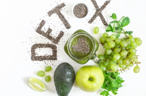 תמונה של מילקשייק בצבע ירוק מלימון תפוח אבוקדו ענבים ונענע ולידם כיתוב באנגלית של DETOX מזרעים